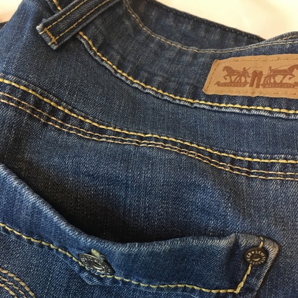Women’s Levi’s Dark Washed Capris Pants - Picture 9 of 14